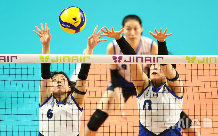 [서울=뉴시스] 황준선 기자 = 18일 서울 중구 장충체육관에서 열린 2025-2026 V-리그 여자부 현대건설 힐스테이트 배구단과 GS칼텍스 서울KIXX의 경기, 현대건설 김사랑과 김수현이 수비하고 있다. 2026.03.18. hwang@newsis.com