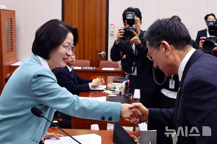 [서울=뉴시스] 김명년 기자 = 추미애 법사위원장이 18일 서울 여의도 국회에서 열린 법제사법위원회 전체회의에서 공소청 설치법이 통과된 후 정성호 법무부 장관과 악수하고 있다. 2026.03.18. kmn@newsis.com