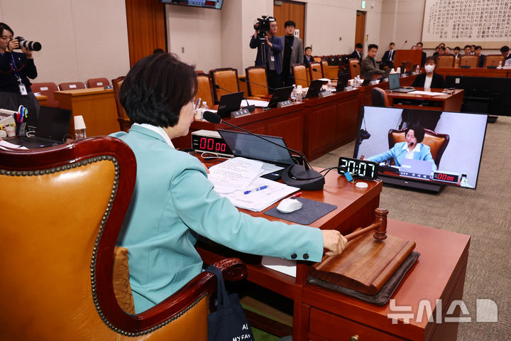 [서울=뉴시스] 김명년 기자 = 추미애 국회 법사위원장이 18일 서울 여의도 국회에서 열린 법사위 전체회의에서 공소청 설치법 통과를 선포하고 있다. 2026.03.18. kmn@newsis.com