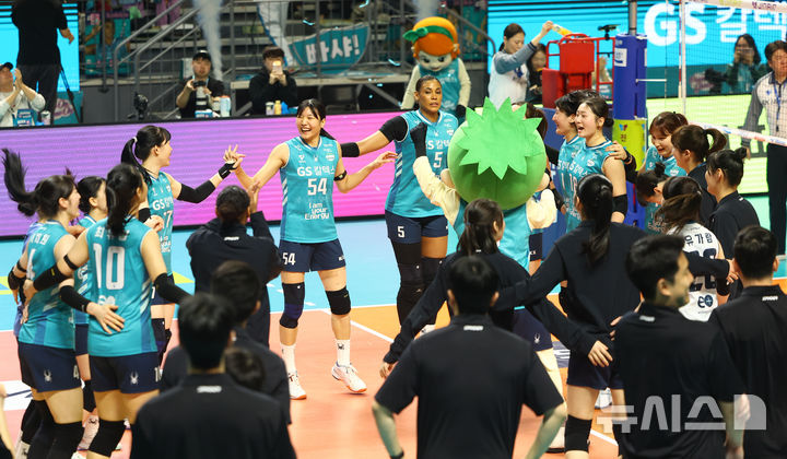 [서울=뉴시스] 황준선 기자 = 18일 서울 중구 장충체육관에서 열린 2025-2026 V-리그 여자부 현대건설 힐스테이트 배구단과 GS칼텍스 서울KIXX의 경기, 세트스코어 3-0으로 승리하며 준플레이오프 진출을 확정지은 GS칼텍스 선수들이 자축하고 있다. 2026.03.18. hwang@newsis.com