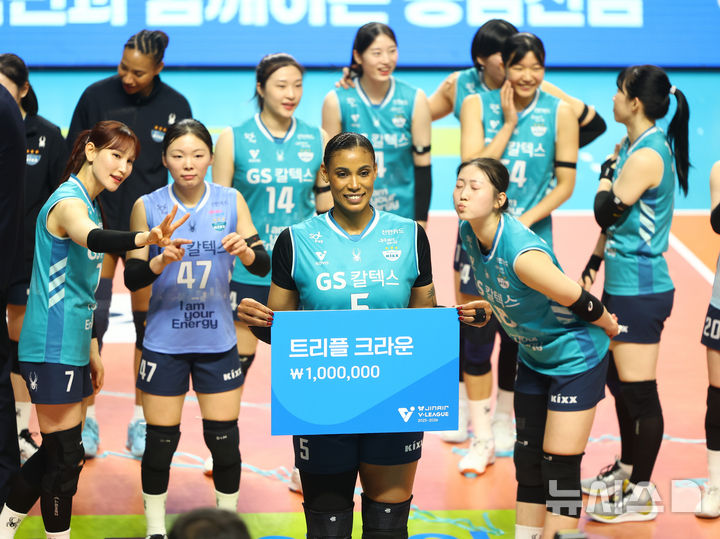 [서울=뉴시스] 황준선 기자 = 18일 서울 중구 장충체육관에서 열린 2025-2026 V-리그 여자부 현대건설 힐스테이트 배구단과 GS칼텍스 서울KIXX의 경기, 세트스코어 3-0으로 승리하며 준플레이오프 진출을 확정지은 GS칼텍스 실바가 트리플 크라운 달성 상금을 받고 기념촬영 하고 있다. 2026.03.18. hwang@newsis.com