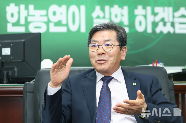 [서울=뉴시스] 황준선 기자 = 최홍식 한국후계농업경영인중앙연합회 회장이 지난 18일 서울 송파구 한농연회관에서 뉴시스와 인터뷰 하고 있다. 2026.03.18. hwang@newsis.com