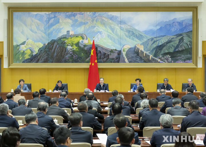 [베이징=신화/뉴시스] 딩쉐샹 중국 국무원 부총리가 18일 베이징에서 열린 전국 대학 졸업생 등 청년 취업·창업 업무 화상회의에서 연설하고 있다. 2026.03.19