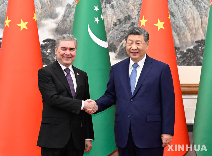 [베이징=신화/뉴시스] 시진핑 중국 국가주석이 18일 중국 베이징 댜오위타이 국빈관에서 중국을 방문 중인 구르반굴리 베르디무하메도프 투르크메니스탄 인민위원회 위원장과 만나 악수하고 있다.