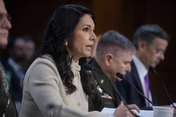 [워싱턴=AP/뉴시스] 미 국가정보국장 털시 가바드가 3월18일 열린 상원 정보위원회에 출석해서 이란의 임박한 위협 때문에 트럼프 대통령이 선제공격을 했다는 주장에 대한 의원들의 질문에 대답하고 있다. 그는 대 이란전과 호르무즈 해협 관련 트럼프의 질문에 대부분 답변을 거부해 의원들의 질타를 받았다. 2026.03.19. 