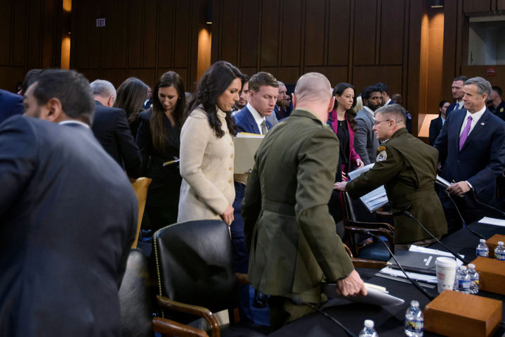 [워싱턴=AP/뉴시스] 미 상원정보 위원회 청문회에서 18일 증언을 마친 털시 가바드 미 국가정보국장(가운데)이 의사당을 떠나고 있다. 2026.03.19. 