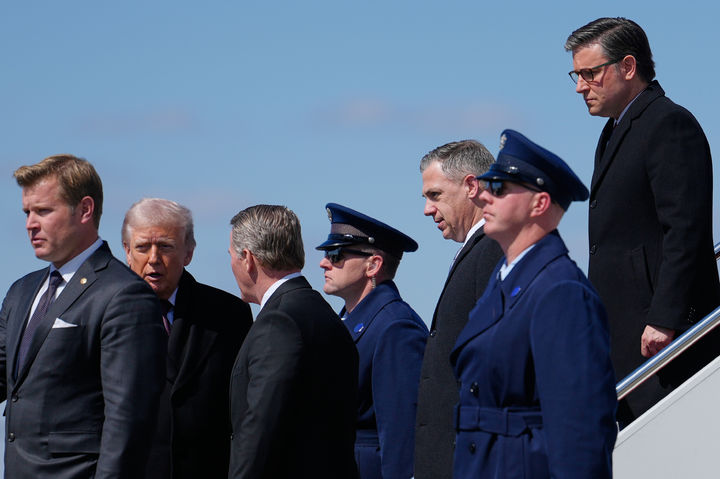 [델라웨어=AP/뉴시스] 도널드 트럼프 미국 대통령이 18일(현지 시간) 대이란 군사작전 수행 중 이라크에서 추락한 미군 공중 급유기 승무원 6명 유해 송환식이 열리는 델라웨어주 도버 공군기지에 도착하고 있다. 2026.03.19.