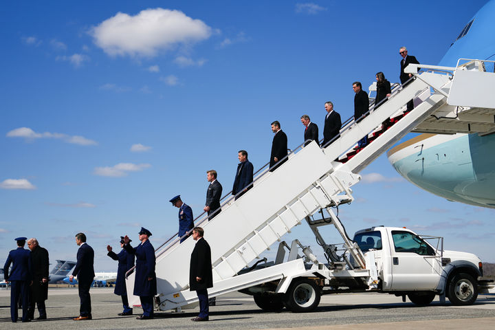 [델라웨어=AP/뉴시스] 도널드 트럼프 미국 대통령과 피트 헤그세스 국방장관, 마이크 존슨 하원 의장, 댄 케인 합참 의장 등이 18일(현지 시간) 대이란 군사작전 수행 중 이라크에서 추락한 미군 공중 급유기 승무원 6명 유해 송환식이 열리는 델라웨어주 도버 공군기지에 도착하고 있다. 2026.03.19.