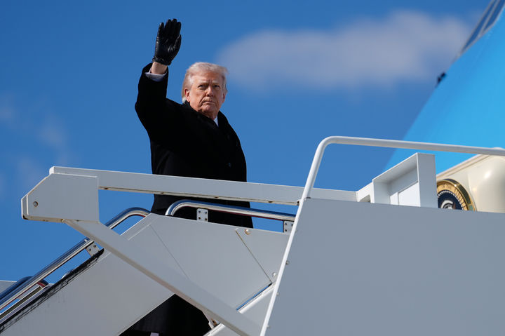 [델라웨어=AP/뉴시스] 도널드 트럼프 미국 대통령이 18일(현지 시간) 델라웨어주 도버 공군기지에서 열린 대이란 군사작전 수행 중 이라크에서 추락한 미군 공중 급유기 승무원 6명 유해 송환식 참석 후 에어포스원에 탑승하며 손인사를 하고 있다. 2026.03.19.