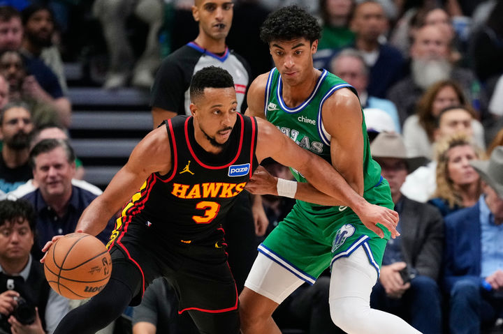[댈러스=AP/뉴시스] 미국프로농구(NBA) 애틀랜타 호크스의 CJ 맥컬럼(왼쪽). 2026.03.18.