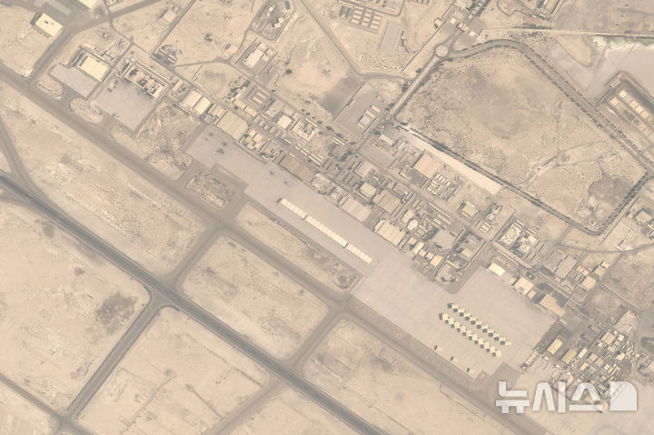 [AP/뉴시스] 15일 에어버스 방위우주 위성사진으로 아부다비 알다프라 군기지의 이란 공격 후 모습