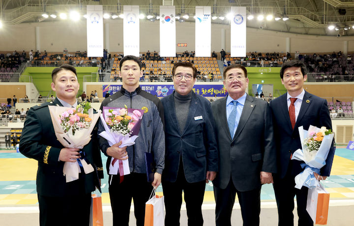 [보령=뉴시스 보령시 감사표창 수여식 기념촬영. 왼쪽부터 하선우 중사, 이상준 병장, 김동일 보령시장, 조용철 대한유도회장, 김재훈 유도지도관 감독. (사진=보령시청 제공) 2026.03.19. photo@newsis.com *재판매 및 DB 금지