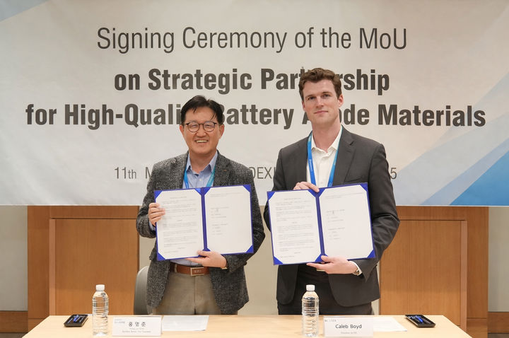 [서울=뉴시스] 지난 11일 포스코퓨처엠과 몰튼(Molten)이 서울 코엑스에서 메탄가스를 활용한 천연흑연 음극재 원료 공동개발 양해각서를 체결했다. 왼쪽부터 포스코퓨처엠 홍영준 기술연구소장, 몰튼 캘럽 보이드 최고기술책임자(CTO). (사진=포스코퓨처엠 제공) photo@newsis.com *재판매 및 DB 금지