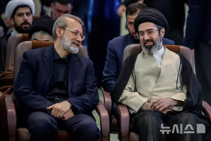 [서울=뉴시스]이란의 최고지도자 모즈타바 하메네이는 18일(현지시간) 알리 라리자니 최고국가안보회의(SNSC) 사무총장 등 이란 관리들이 미국과 이스라엘 공습으로 숨진 것과 관련해 "피의 대가(Khon-baha)를 치르게 될 것"이라고 경고했다. 사진은 모즈타바가 텔레그램에 공개한 자신과 라리자니가 함께 한 사진. 2026.03.19 photo@newsis.com