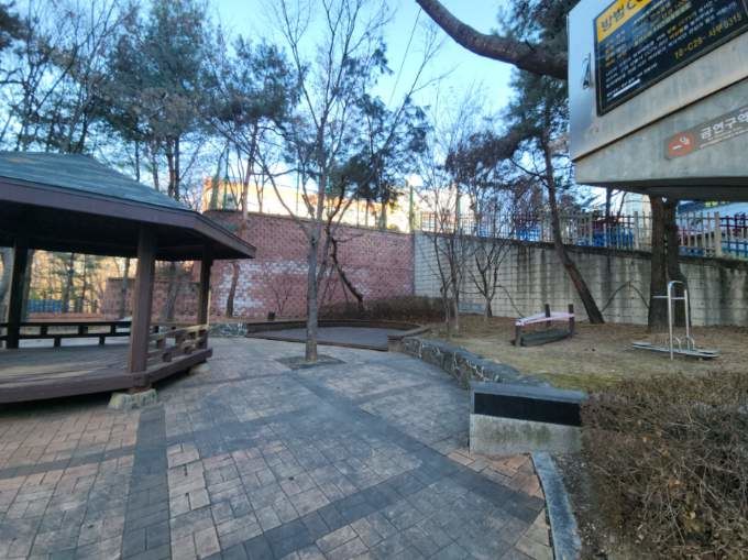 [용인=뉴시스] 마북초 후문 앞 쉼터 모습.(사진=용인시 제공) 2026,03.19.photo@newsis.com *재판매 및 DB 금지