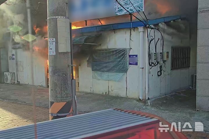 [인천=뉴시스] 19일 오전 인천 계양구 효성동 한 창고에서 화재가 발생했다. (사진=인천소방본부 제공) 2026.03.19. photo@newsis.com