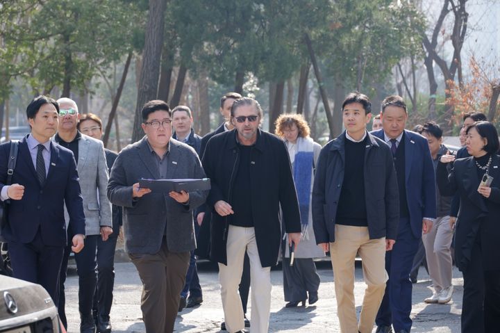 [서울=뉴시스]DL이앤씨는 글로벌 건축·엔지니어링·컨설팅 그룹 '아르카디스(Arcadis)'와 지난 17일 서울 강남구 압구정5구역 재건축정비사업 현장을 찾아 설계안을 최종 점검했다고 19일 밝혔다. (사진=DL이앤씨 제공) 2026. 3. 19.&nbsp; *재판매 및 DB 금지