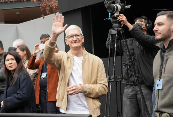 [서울=뉴시스] 팀 쿡 애플 최고경영자(CEO)가 또다시 중국을 깜짝 방문했다. 18일 쿡 CEO가 쓰촨성 청두에서 열린 애플 50주년 기념행사에 참석한 모습. <사진출처: 웨이보> 2026.03.19