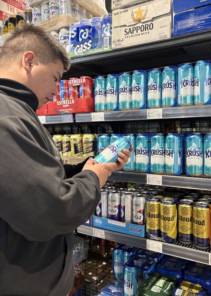 몽골 울란바토르에 위치한 마트에서 소비자가 크러시를 살펴보고 있다. (사진=롯데칠성음료 제공) *재판매 및 DB 금지