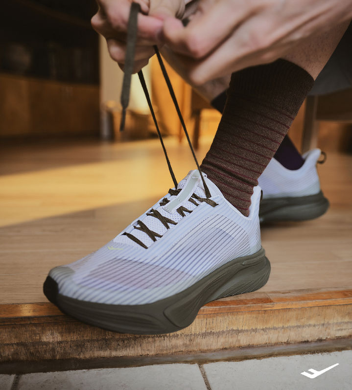 국내 스포츠 브랜드 프로-스펙스가 산업디자인 스튜디오 SWNA와 협업한 첫번째 러닝화 'SWNA SEAM 26'(이하 SEAM 26)를 19일 공개했다. *재판매 및 DB 금지