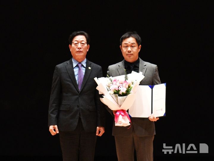 [인천=뉴시스] 김재보 인천시설공단 이사장(왼쪽)과 강청원 공단 명예산업안전감독관이 기념 촬영하고 있다. (사진=공단 제공) 2026.03.19. photo@newsis.com