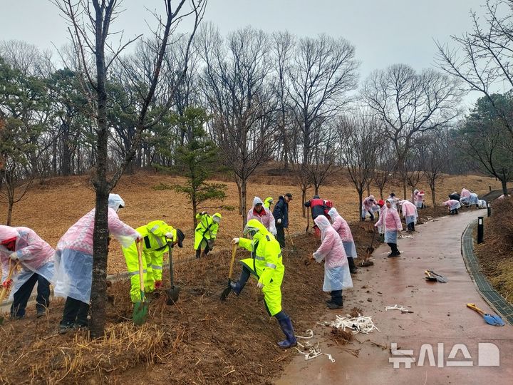 [군포=뉴시스] 군포시가 지난 18일 제81회 식목일 기념 나무심기 행사를 진행했다. (사진=군포시 제공). 2026.03.19.photo@newsis.com