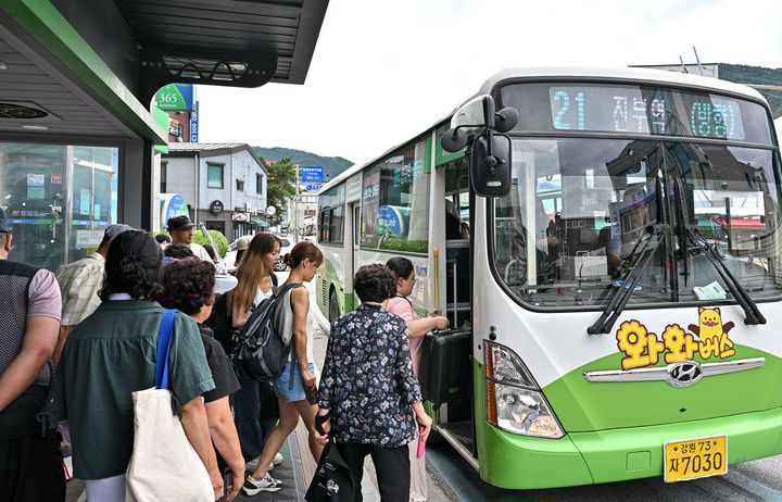 정선군 와와버스에 탑승하고 있는 군민과 관광객들 모습.(사진=정선군 제공) *재판매 및 DB 금지