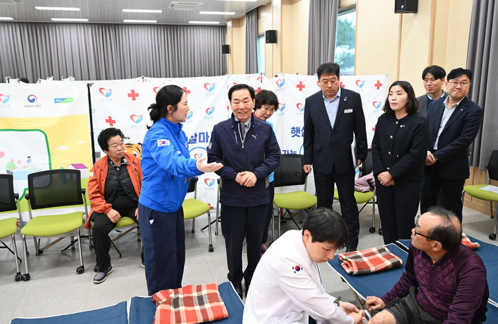 [창녕=뉴시스] 성낙인 군수가 고암면 활력키움센터에서 진행된 농촌 왕진버스 현장을 둘러보고 있다. (사진= 창녕군 제공) 2026.03.19. photo@newsis.com *재판매 및 DB 금지