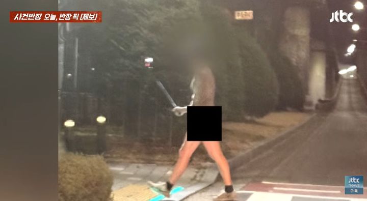 [서울=뉴시스] 부산에서 알몸으로 거리를 활보하는 남성이 포착돼 논란이 일고 있다. (사진 = JTBC 사건반장 캡처) *재판매 및 DB 금지