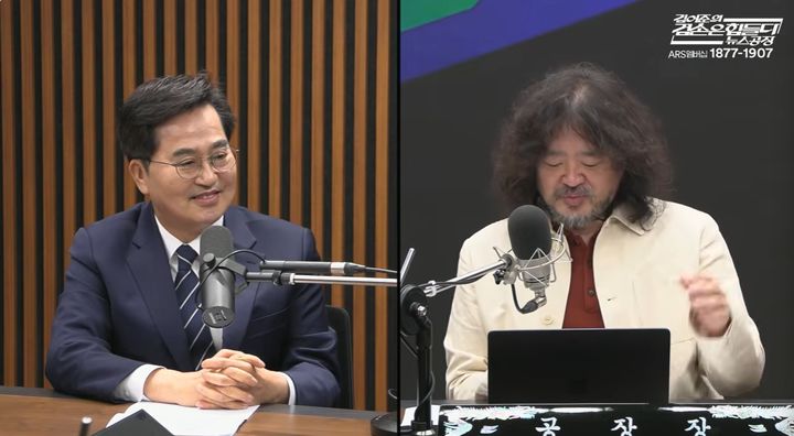 [수원=뉴시스] 김동연 경기도지사가 19일 유튜브 '김어준의 겸손은 힘들다 뉴스공장'에 출연하고 있다. (사진=유튜브 캡쳐) 2026.03.19. photo@newsis.com *재판매 및 DB 금지