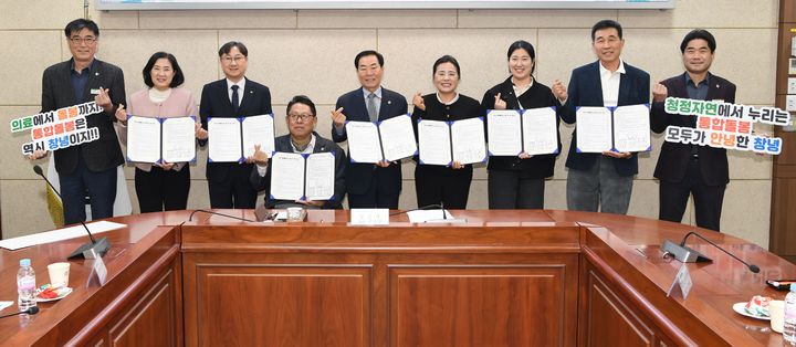 [창녕=뉴시스] 창녕군이 지역 내 통합돌봄 제공기관 6곳 대표자와 업무협약을 체결하고 있다. (사진= 창녕군 제공) 2026.03.19. photo@newsis.com *재판매 및 DB 금지