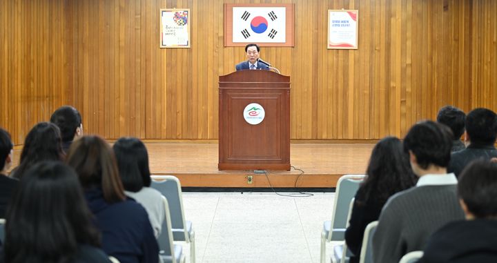 [창녕=뉴시스] 성낙인 군수가 상반기 예산회계 실무교육에 참석해 직원들에게 당부의 말을 하고 있다. (사진= 창녕군 제공) 2026.03.19. photo@newsis.com *재판매 및 DB 금지