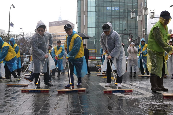 [서울=뉴시스] 명동거리 청소. 2026.03.19. (사진=중구 제공) *재판매 및 DB 금지