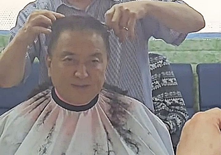 [청주=뉴시스] 김영환 충북지사가 19일 국민의힘 공천관리위원회의 컷오프 결정에 반발해 삭발하고 있다. (사진=김영환 충북지사 페이스북 캡처) *재판매 및 DB 금지