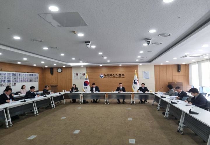 [세종=뉴시스] 농림축산식품부는 19일 김종구 농식품부 차관 주재로 민생물가 특별관리 TF 유통구조 점검팀 3차 회의를 열고 계란, 돼지고기 등 주요 품목의 유통 실태와 제도개선 추진 상황을 점검했다. (사진 = 농식품부 제공) 2026.03.19.   *재판매 및 DB 금지