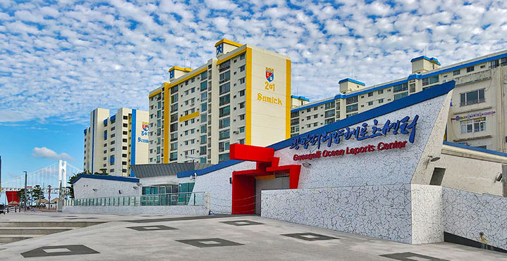 [서울=뉴시스] 현대백화점 팝업이 진행되는 부산 광안리해양레포츠센터 전경. (사진=현대백화점그룹 제공) *재판매 및 DB 금지