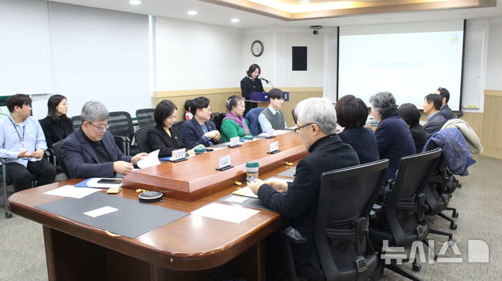 [시흥=뉴시스] 제21회 시흥 갯골 축제 추진위원회가 성공적인 행사 개최를 위해 회의를 열고 있다. (사진=시흥시 제공). 2026.03.19.photo@newsis.com