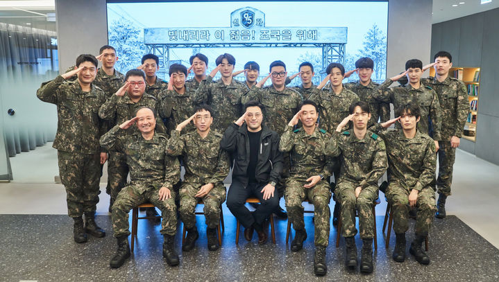 [서울=뉴시스] '신병4: 사보타주' 출연진과 민진기 감독. (사진=KT 스튜디오지니 제공) 2026.03.19. photo@newsis.com *재판매 및 DB 금지