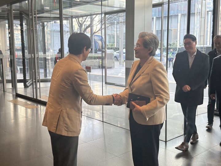 19일 서울 서초구 삼성전자 서초사옥을 찾은 리사 수 AMD 최고경영자(CEO)와 김정현 삼성전자 모바일경험(MX) 사업부 부사장이 악수하고 있다. (사진=공동취재단) *재판매 및 DB 금지