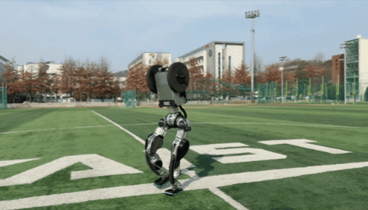 [서울=뉴시스]연구팀은 로봇의 모터와 감속기, 제어기 등 핵심 부품을 독자 설계하여 하드웨어적 독립성을 확보했다. 문워크나 오리걸음 같은 고난도 동작까지 소화할 수 있다. 자료 KAIST DRCR Lab 유튜브 *재판매 및 DB 금지