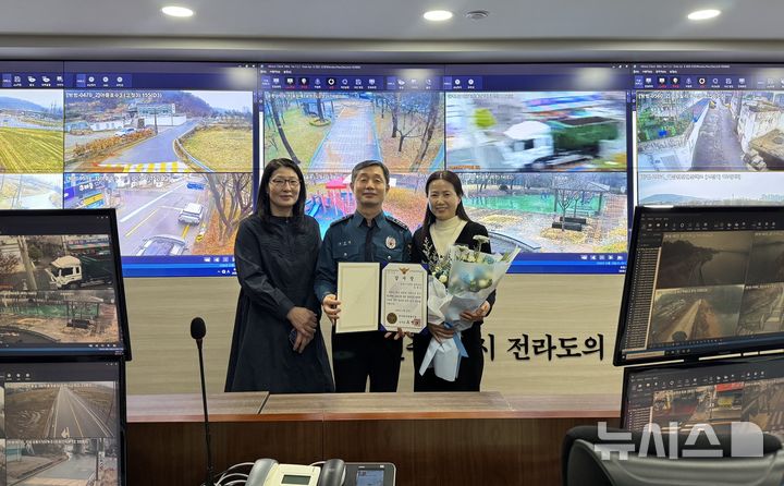 [전주=뉴시스]윤난슬 기자 = 전북 전주시는 관제요원들이 자살 시도로 의심되는 상황을 포착하고 경찰과 소방에 즉시 신고해 시민의 생명을 지켰다고 19일 밝혔다. (사진=전주시 제공) photo@newsis.com 