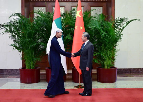 [서울=뉴시스]왕이 중국공산당 정치국 위원 겸 외교부장이 18일 베이징에서 할둔 칼리파 알 무바라크 아랍에미리트(UAE) 대통령 특사와 회담을 갖고 중동 정세에 대해 의견을 교환했다. 두 사람이 악수하는 모습. <사진출처: 중국 외교부 웹사이트> 2026.03.19