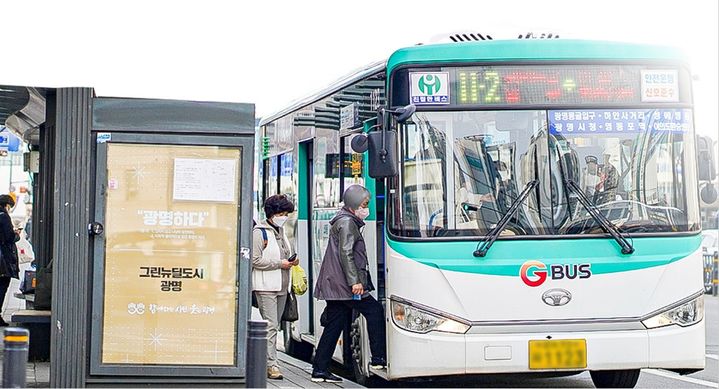 [광명=뉴시스] 광명시 한 정류소에서 시민이 11-2번 버스에 오르고 있다.(사진=광명시 제공) 2026.03.19.photo@newsis.com *재판매 및 DB 금지
