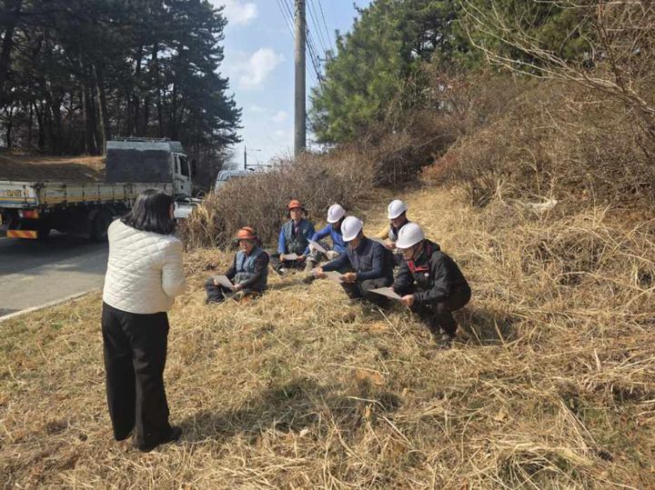 [고성(경남)=뉴시스] 신정철 기자= 경남 고성군은 2026년 상반기 소나무재선충병 방제사업의 안전사고 예방과 사업 품질 향상을 위해 3개 방제사업장에 대한 현장 점검을 실시했다고 19일 밝혔다.사진은 현장 안전교육 모습.(사진=고성군 제공).2026.03.19. photo@newsis.com *재판매 및 DB 금지