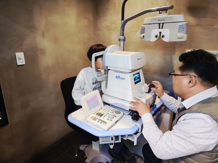 [산청=뉴시스] 지난 3월 19일 산청군 드림스타트 사업으로 안과 검진을 받는 모습 (사진=산청군 제공) 2026. 03. 19. photo@newsis.com *재판매 및 DB 금지