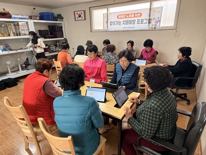 [밀양=뉴시스] 초동면 신호경로당에서 찾아가는 치매예방 프로그램을 운영하며 디지털 인지재활 프로그램을 활용하고 있다. (사진= 밀양시 제공) 2026.03.19. photo@newsis.com *재판매 및 DB 금지