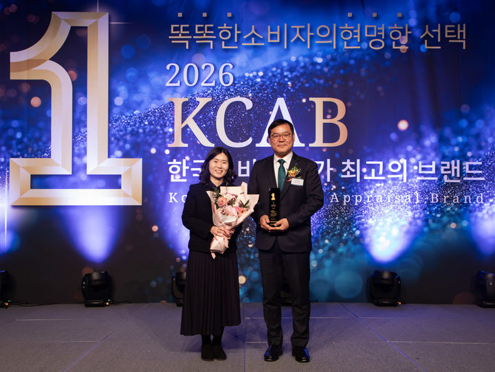 [서울=뉴시스] 하나손해보험 장기상품실 양석 상무(오른쪽)와 배민혜 책임(왼쪽)이 시상식에 참석해 기념촬영을 하고 있다. (사진=하나손보 제공) 2026.03.19. photo@newsis.com *재판매 및 DB 금지