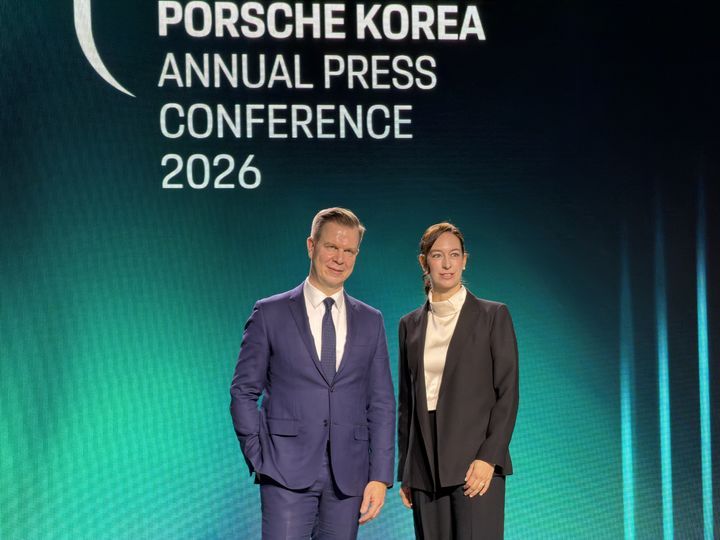 [서울=뉴시스] 김민성 기자 = 포르쉐코리아가 19일 오전 서울 광진구에서 기자간담회를 열고 '카이엔 일렉트릭'을 소개했다. (왼쪽부터) 마티아스 부세 포르쉐코리아 대표와 크리스티아네 초른 포르쉐 AG 해외 신흥 시장 총괄이 기념 촬영을 하고 있다. 2026.03.19. kms@newsis.com. *재판매 및 DB 금지