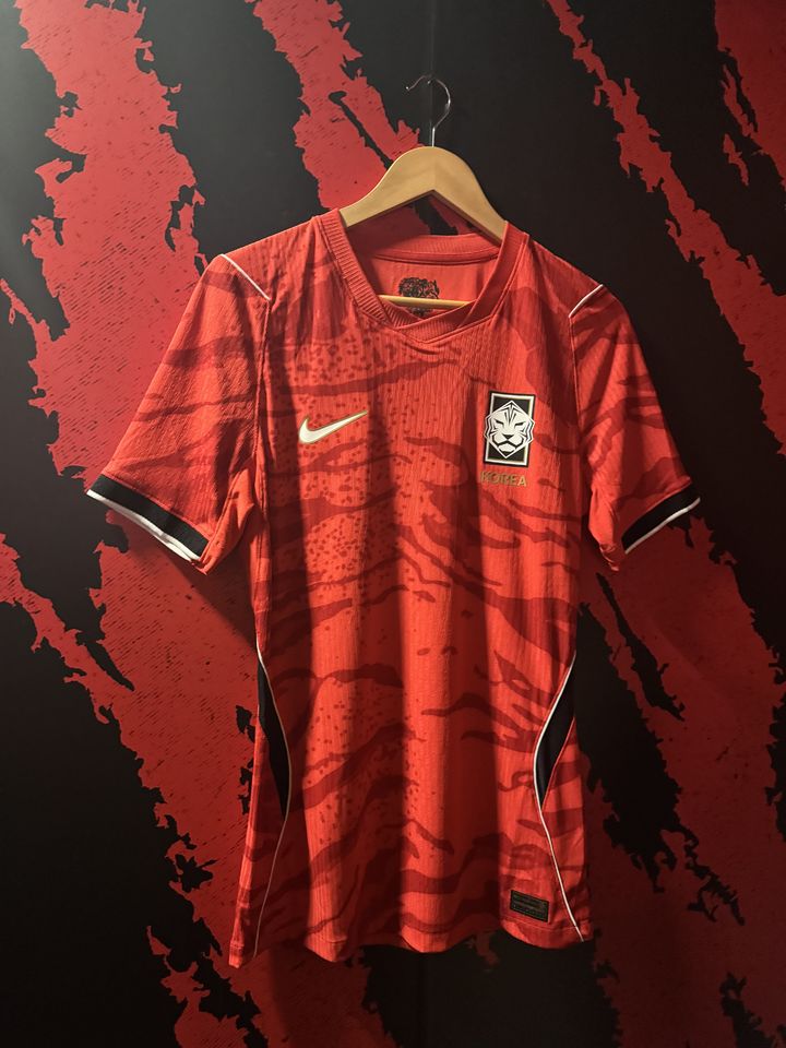 [서울=뉴시스] 나이키 '발톱의 역습' 현장 속 대한민국 축구 국가대표팀 유니폼. (사진=뉴시스) *재판매 및 DB 금지