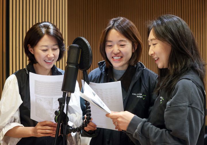 [서울=뉴시스] 헤일리온 코리아는 임직원과 가족 20여명이 지난 18일 서울시 서초구 소재 스튜디오에서 시각장애 및 발달지연 아동을 위한 목소리 기부 봉사활동을 진행했다고 19일 밝혔다. (사진=헤일리온 코리아 제공) 2026.3.19. photo@newsis.com *재판매 및 DB 금지